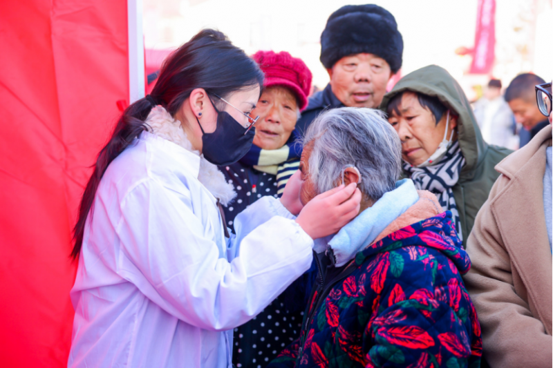 首款搭载大模型的助听器入选刘强东年货清单，讯飞医疗为乡村送“AI耳朵”