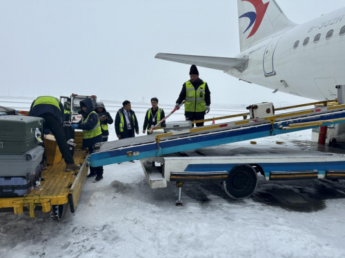 奋战春运！东航人破冰除雪守护旅客回家路