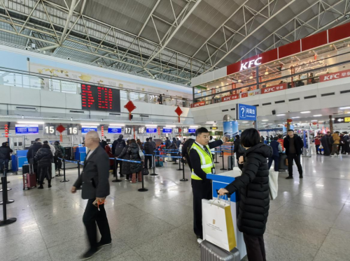 奋战春运！东航人破冰除雪守护旅客回家路