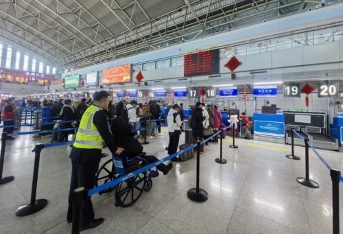 奋战春运！东航人破冰除雪守护旅客回家路