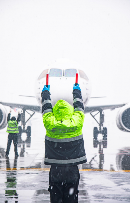 奋战春运！东航人破冰除雪守护旅客回家路