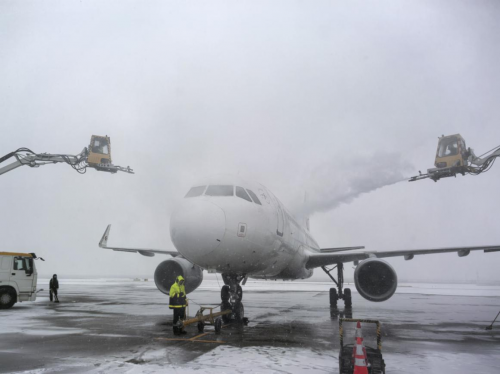 奋战春运！东航人破冰除雪守护旅客回家路