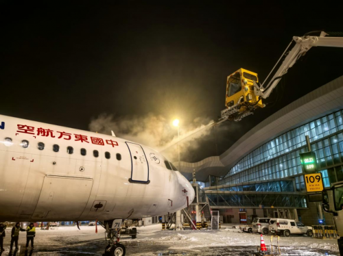 奋战春运！东航人破冰除雪守护旅客回家路